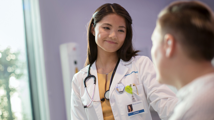 Médico sonriendo a un paciente