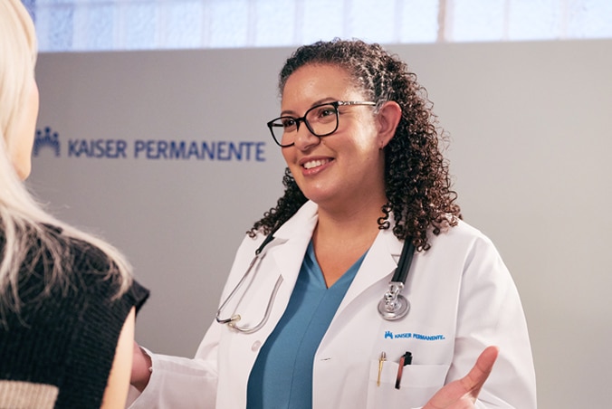Médico sonriendo en un consultorio médico