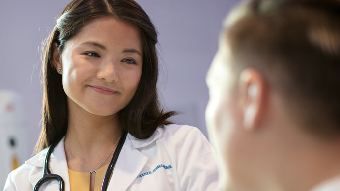 Médica conversa con paciente