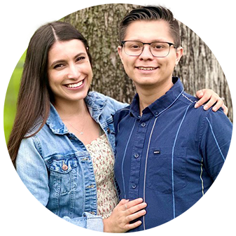 Gabriel de pie con su esposa, Tatiana