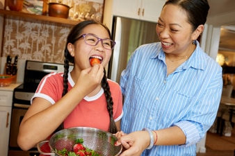 Persona e hija disfrutando de comida saludable