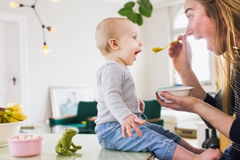 Una madre alimenta a su bebé en casa