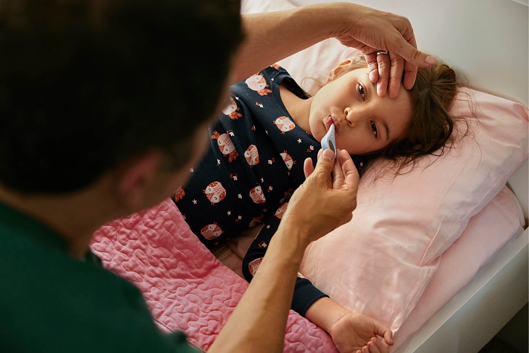 Padre que cuida a un hija