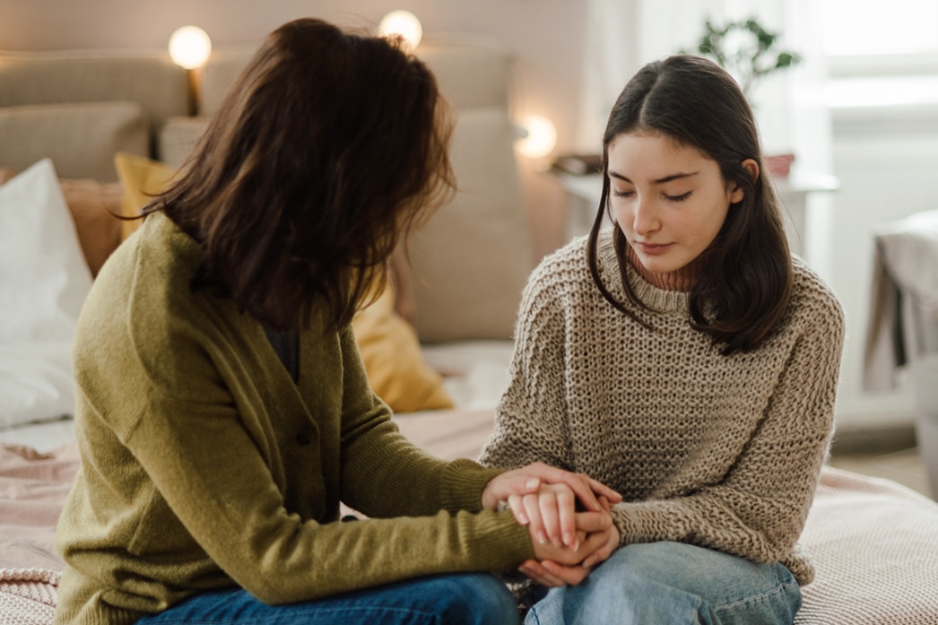 Persona hablando con su hija adolescente