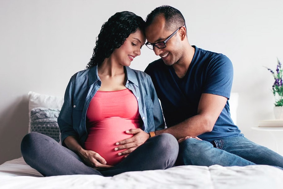 Persona tocando el abdomen de su pareja embarazada