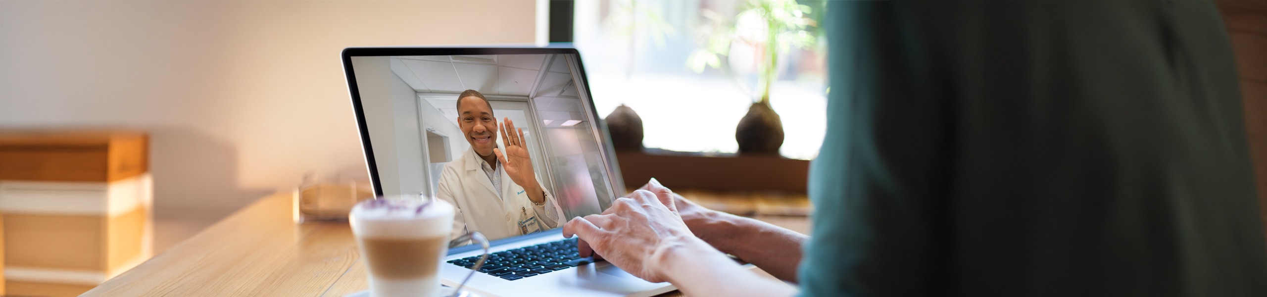 Persona teniendo una consulta por video con un médico