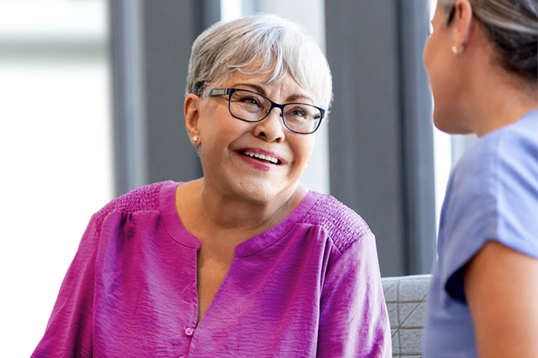 Persona sonriéndole a una médica