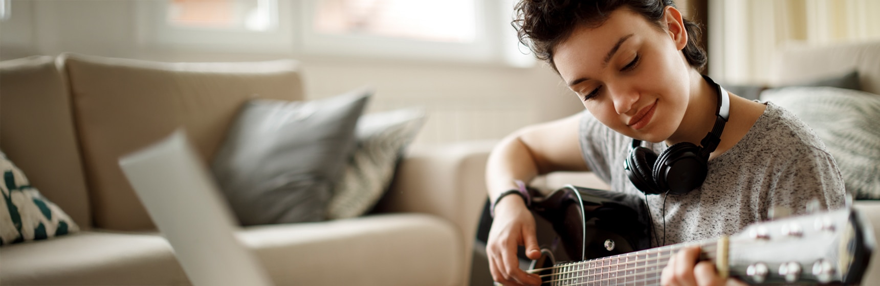 Persona sonriente tocando la guitarra