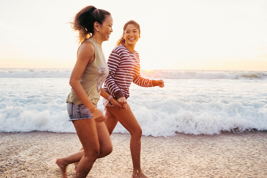 Dos personas trotando en la playa