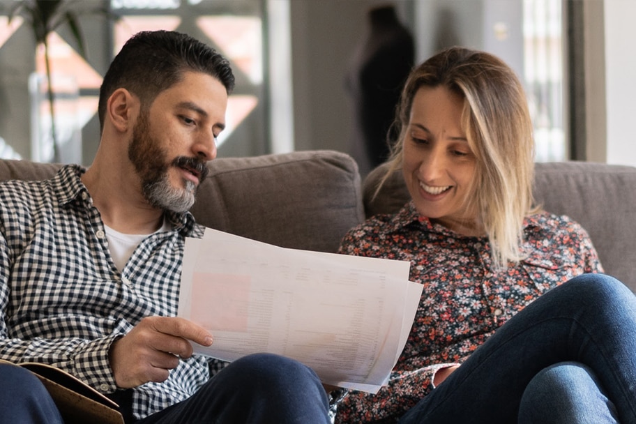 Una pareja revisando sus gastos 