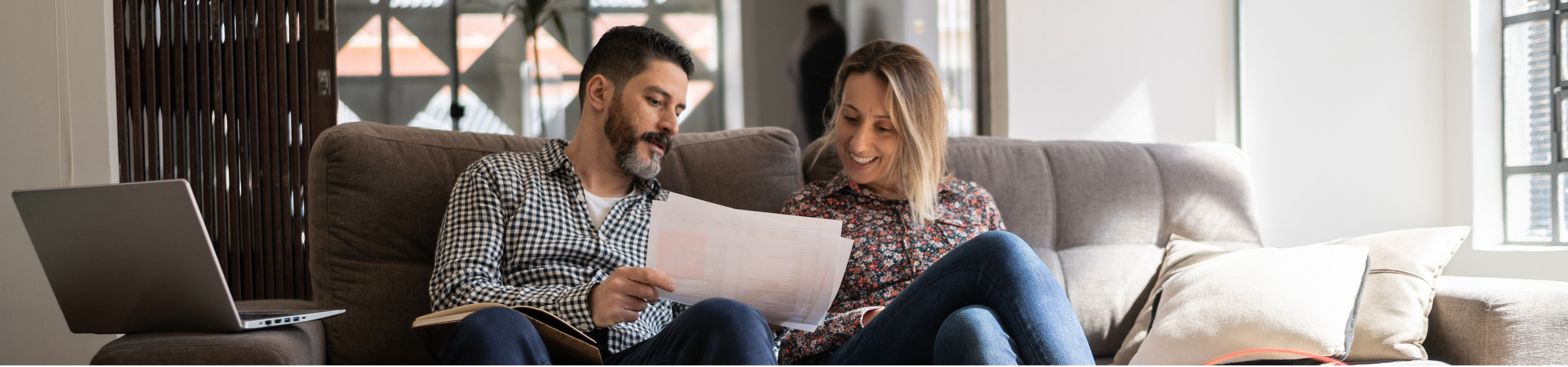 Una pareja revisando sus gastos