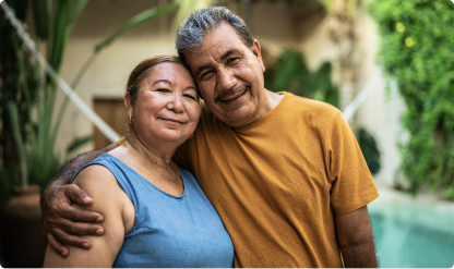 Dos personas de pie juntas al aire libre.
