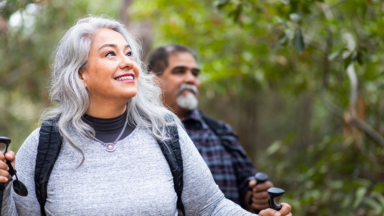 Mujer y hombre caminando por el bosque