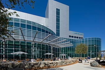 Exterior del centro médico en San Marcos de Kaiser Permanente