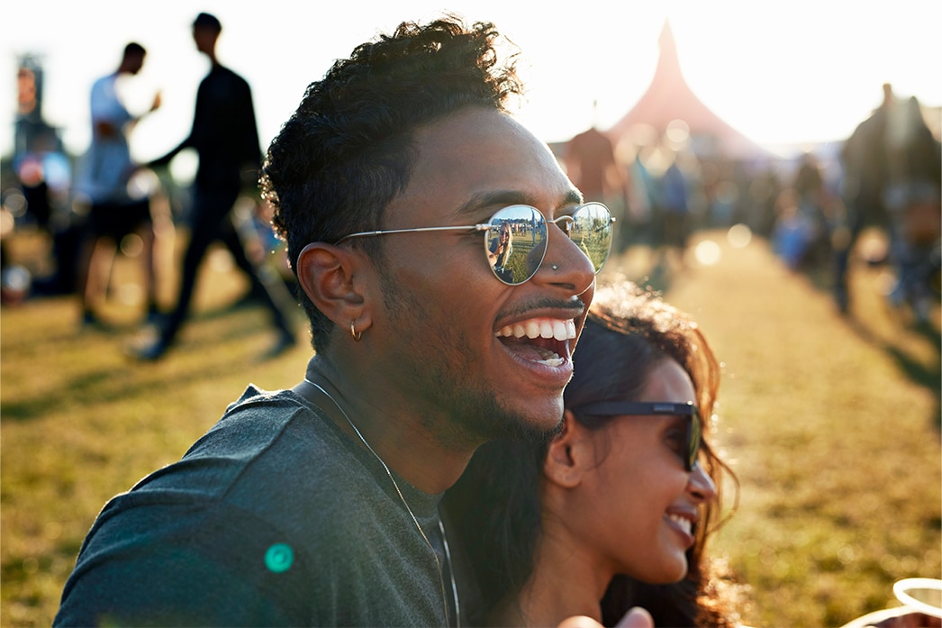 Una pareja disfrutando de un festival en el parque