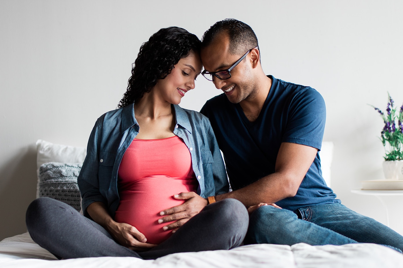 Futuros padres abrazándose