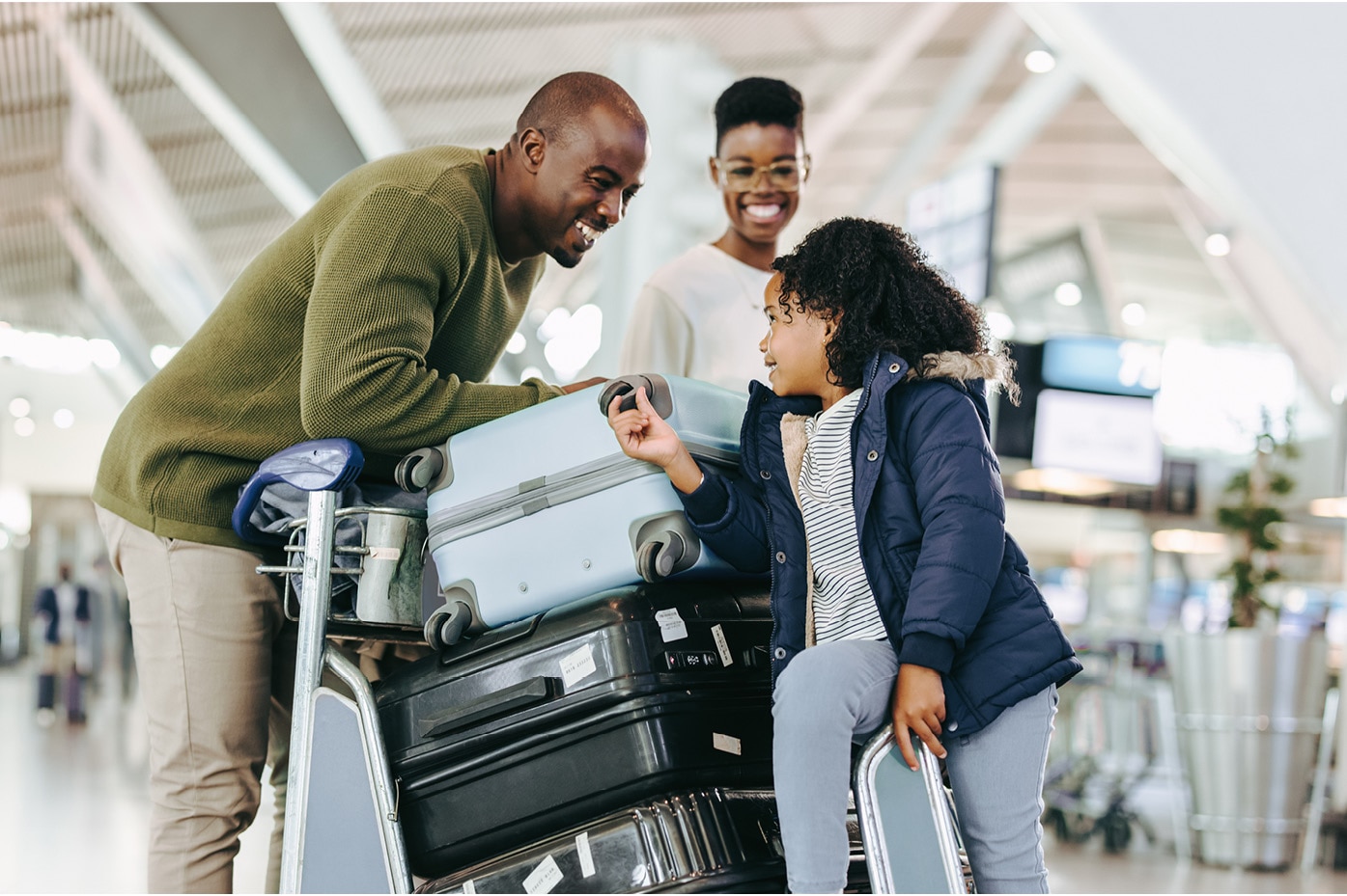 Familia moviendo equipaje por el aeropuerto