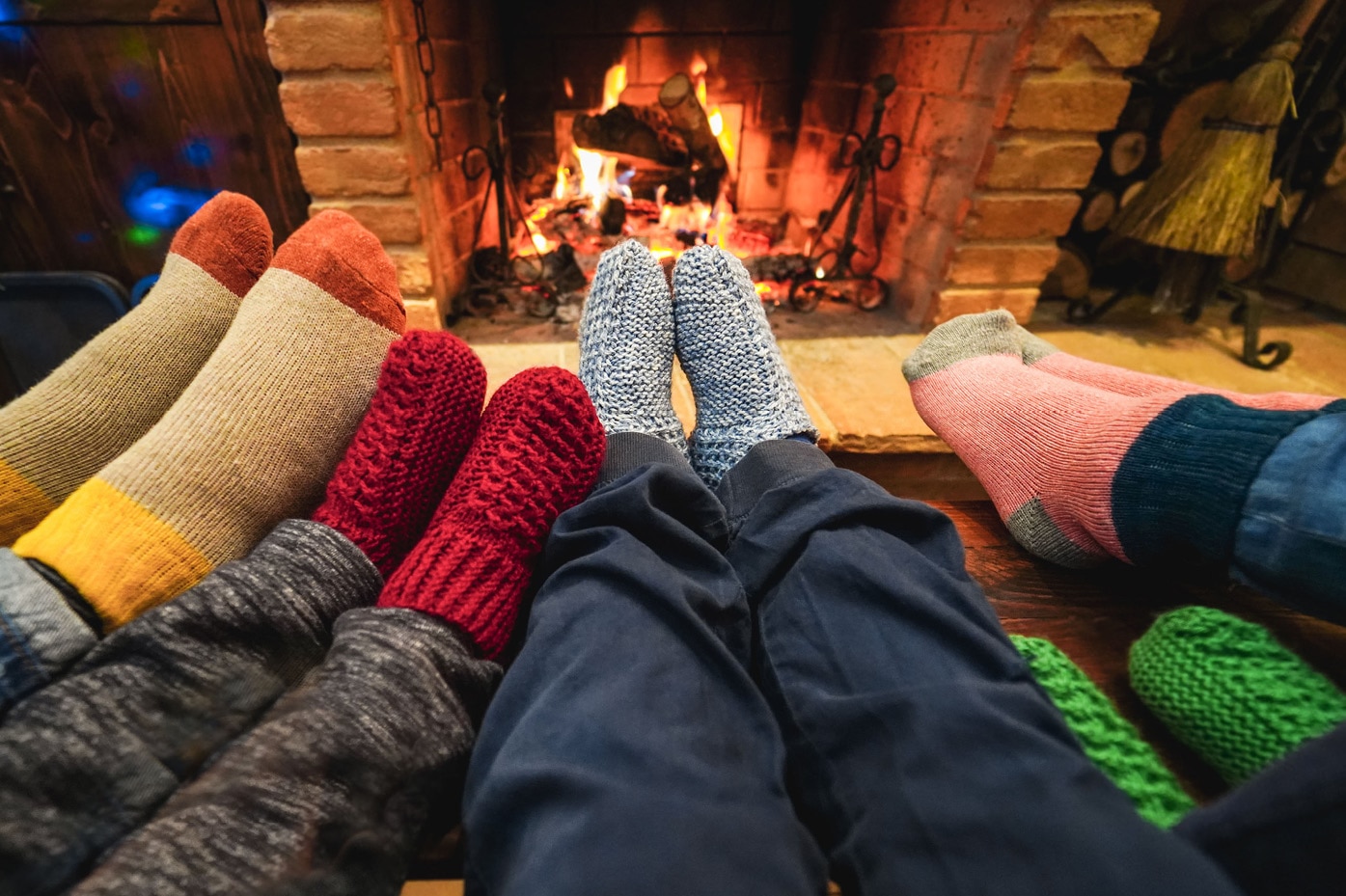 Familia con calcetines de colores junto a la chimenea