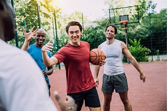 Grupo de amigos jugando básquetbol