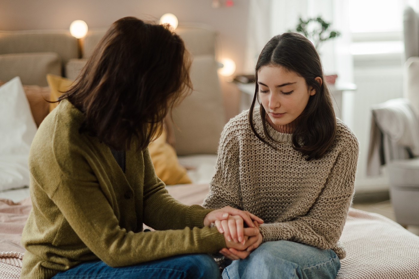 Madre conversando de corazón a corazón con adolescente