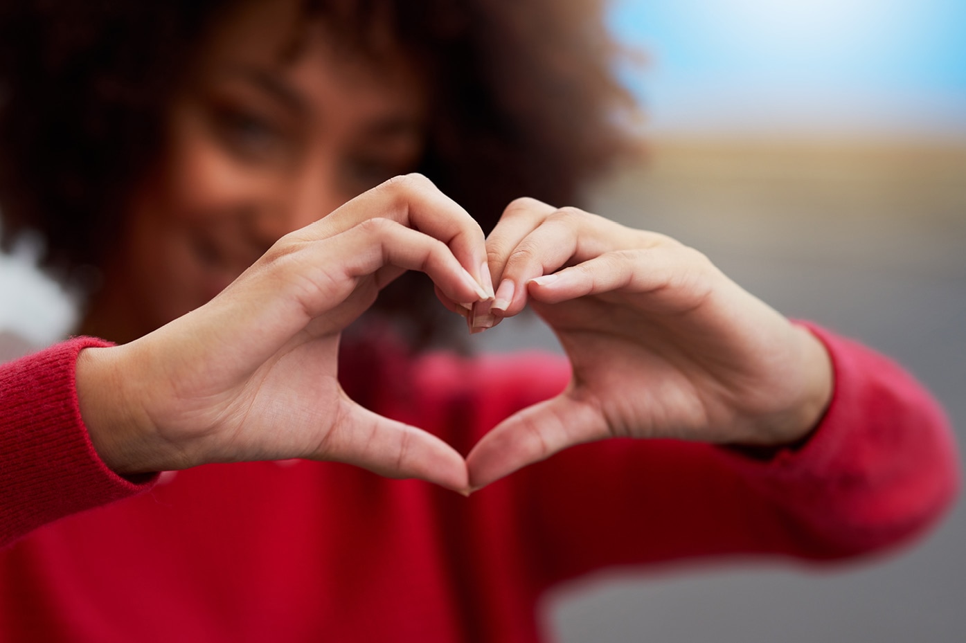 Persona formando un corazón con las manos