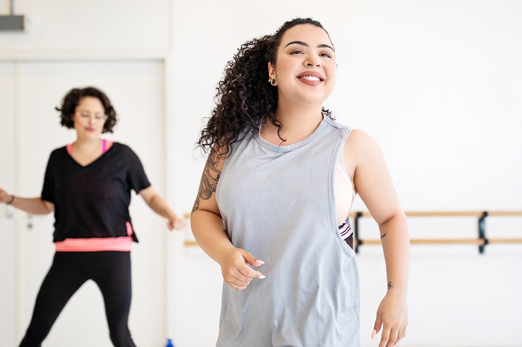 Dos personas bailando en un estudio de danzas