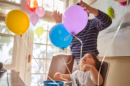 Persona jugando con globos