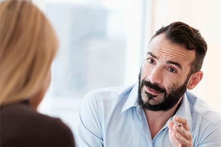 Dos personas hablando sobre los costos de los planes de salud