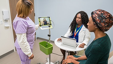 Paciente, doctora y enfermera hablando con la especialista por videollamada