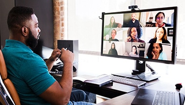 Persona tomando una clase para la salud en línea 