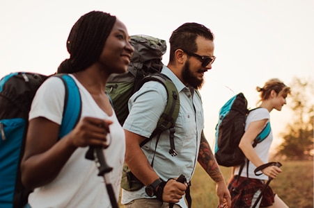 Personas con mochilas haciendo senderismo