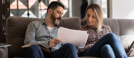 Una pareja revisando documentos en casa