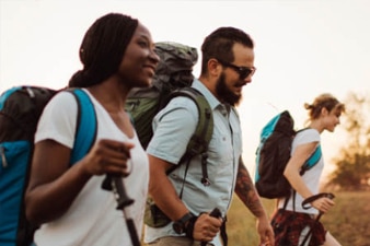 Personas con mochilas haciendo senderismo