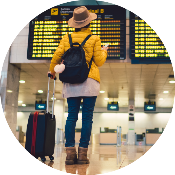 Persona revisando los horarios de los vuelos en el aeropuerto