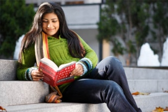 Estudiante leyendo un libro