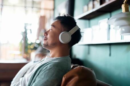 Persona relajándose con los auriculares puestos