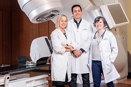 Tres médicos juntos sonriendo