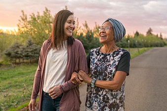 Una madre e hija caminando en el exterior