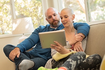 Una pareja leyendo información médica, abrazados