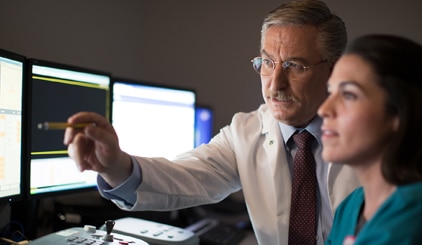 2 médicos que miran la pantalla de una computadora.