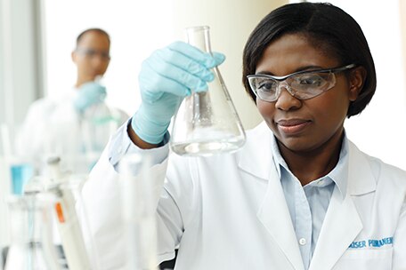 Una médica estudiando una solución en el laboratorio