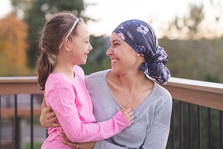 Una madre y su hija abrazándose y sonriendo