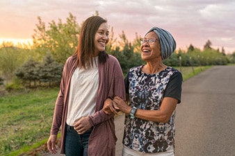 Dos personas caminando y sonriendo