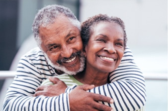 Pareja de personas mayores abrazándose