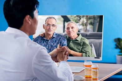 Médico hablando con 2 hombres gay en una consulta por video 