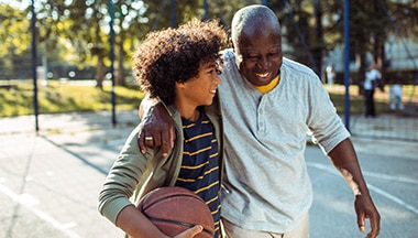 Padre e hijo jugando al básquetbol