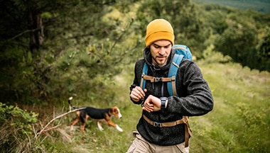 persona camina con perro