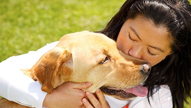 Persona abrazando a su perro