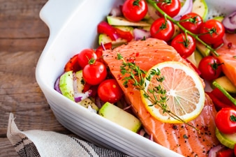 Salmón y vegetales en una fuente para horno