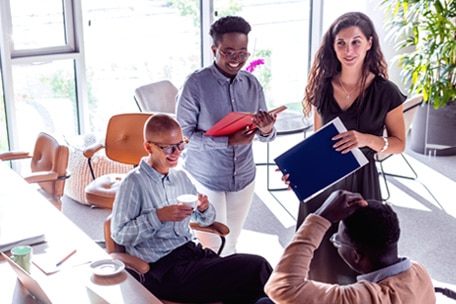 Trabajadores de oficina en una sala para empleados
